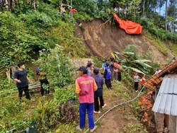 Tebing Longsor Hantam Rumah Kades Ngebel Ponorogo, Istri dan Anak Terluka