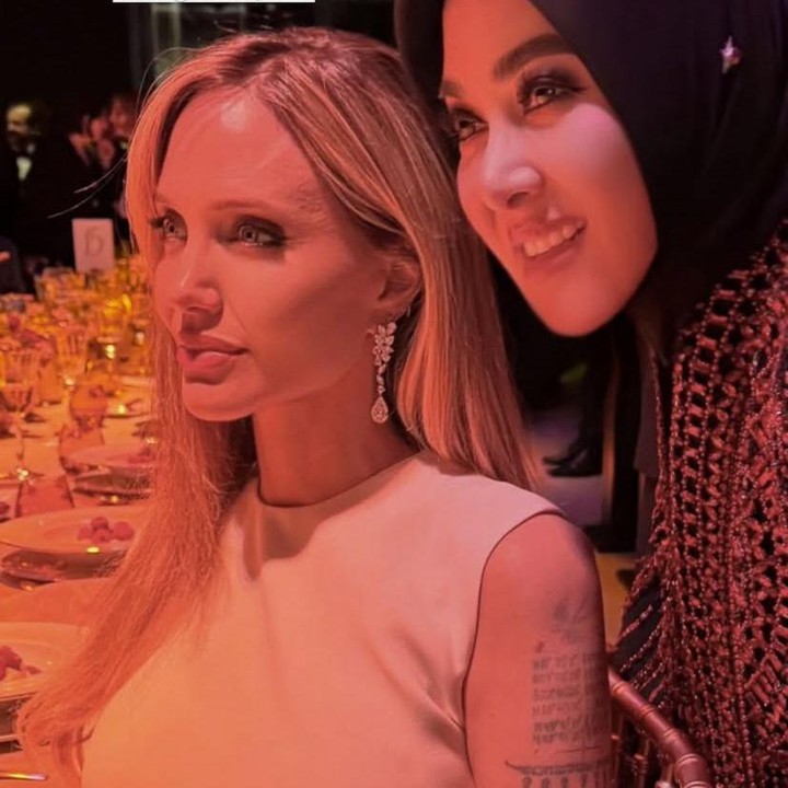 <p>Syahrini juga berkesempatan menghadiri jamuan makan malam eksklusif Tropee Chopard di Carlton Beach, Prancis. Di sana, Syahrini bertemu dengan Angelina Jolie dan mengabadikan foto bersama. "Makan malam yang sungguh indah bersama @chopard dan @angelinajolie," tulis Syahrini sebagai keterangan foto unggahannya dalam Bahasa Inggris. (Foto: dok. Instagram @princessyahrini)</p>