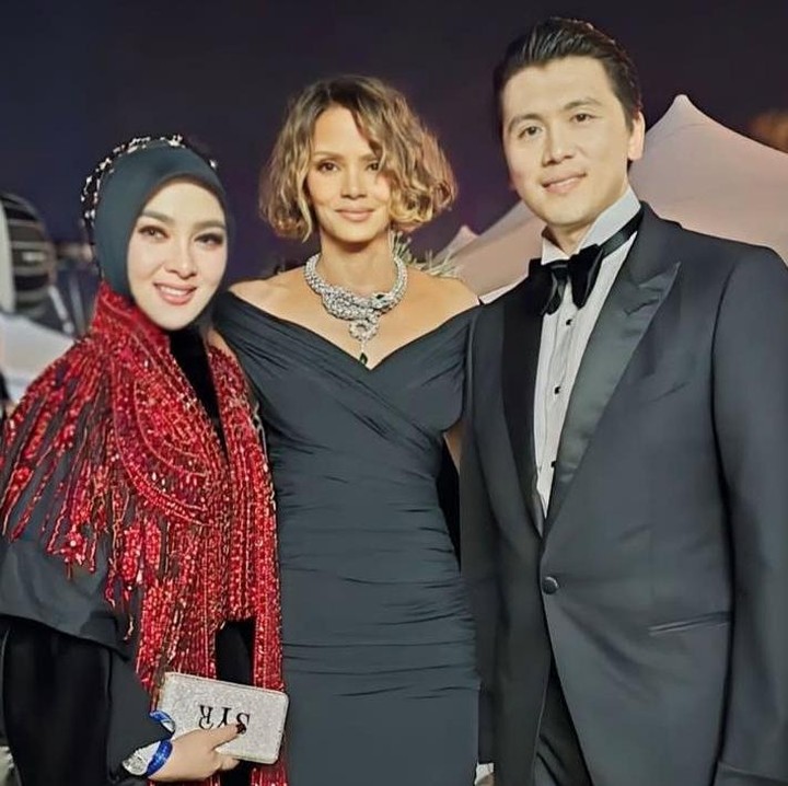 <p>Tak hanya Angelina Jolie, Syahrini juga bertemu dengan aktris Helle Berry. Tak mau melewatkan momen tersebut, Syahrini dan Reino Barack turut berfoto bersama dengan Helle Berry. (Foto: dok. Instagram @princessyahrini)</p>