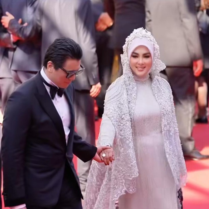 <p>Seperti biasa, penampilan Syahrini begitu cetar saat berjalan di <em>red carpet</em> Festival Film Cannes 2025. Pada kesempatan hari pertama ini, Syahrini memakai l<em>ong dress</em> dengan jubah panjang bernuansa <em>silver</em> dengan blink-blink mewah rancangan desainer Danny Satriadi. (Foto: dok. Instagram @princessyahrini)</p>