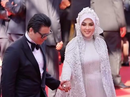 5 Momen Syahrini Hadiri Festival Film Cannes 2025 Jadi Sorotan, Ketemu Angelina Jolie