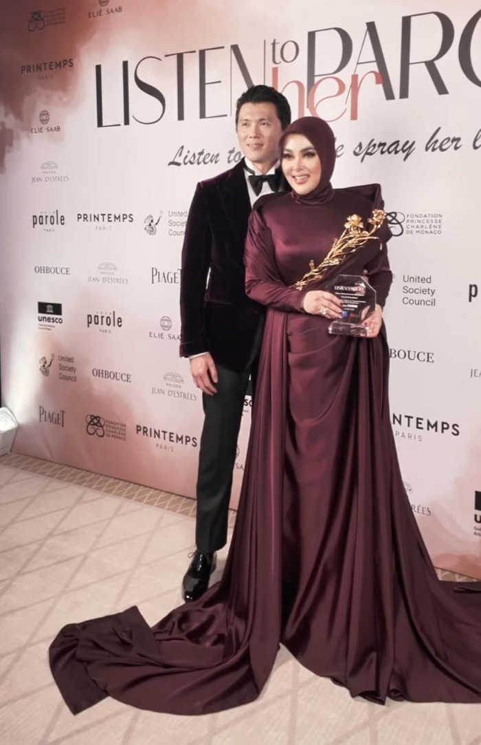 Syahrini menerima penghargaan UNESCO