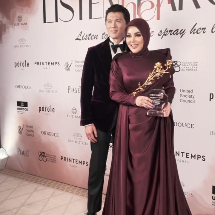 <p>Sebelum melenggang di <em>red carpet</em> Festival Film Cannes 2025, Syahrini menghadiri bertajuk "Listen To Heer Parole" di mana dirinya mendapatkan penghargaan. (Foto: dok. Instagram @princessyahrini)</p>