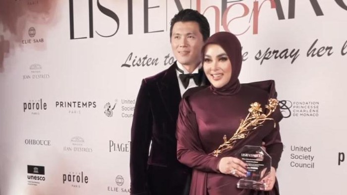Syahrini menerima penghargaan UNESCO
