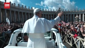 VIDEO: Momen Perdana Paus Leo XIV Naik Popemobile Jelang Pelantikan