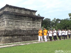 Umat Buddha Tulungagung Gelar Ritual Atthami Puja di Candi Sanggrahan