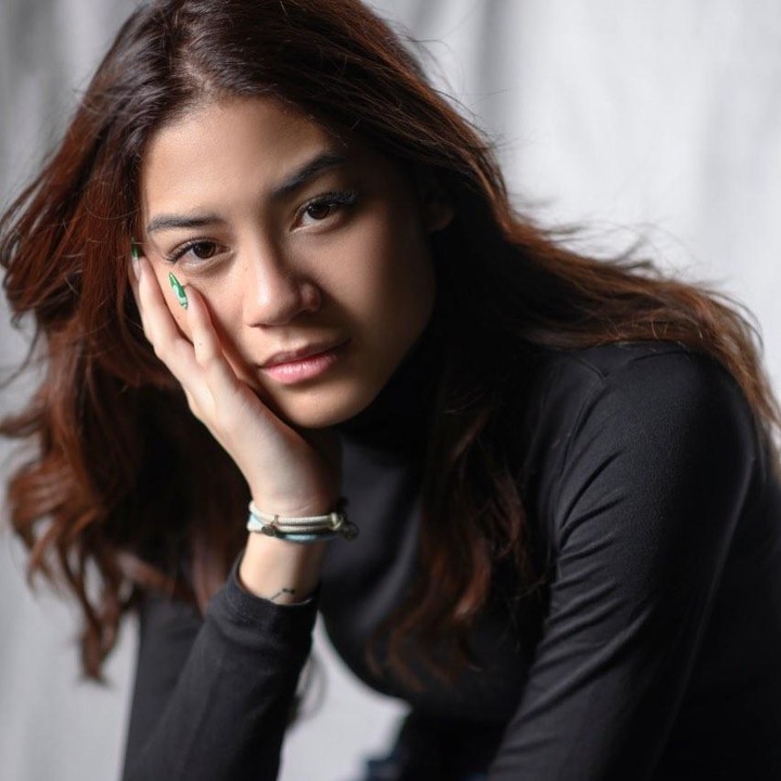 <p>Keputusan Zahra terjun ke dunia voli mendapatkan dukungan penuh dari sang Bunda. Melalui unggahan di Instagram, Paquita Widjaja pernah mengungkap rasa bangganya pada sang putri. "Kata-kata tidak dapat mengungkapkan betapa bangganya aku padamu. Kamu telah membuka babak baru dalam hidupmu dengan segala suka duka. Kamu bertahan bahkan melalui kesulitan dan kekecewaan. Kamu terus percaya pada apa yang kamu perjuangkan. Kamu selalu mengatakan bahwa kamu ingin berhasil dengan kemampuanmu sendiri dan memilih jalan yang tidak akan membawamu ke jalan lain, tetapi selalu tahu bahwa aku akan selalu ada di sisimu dan memelukmu jika kamu goyah. Aku selalu mencintaimu @adjanizahra," tulis Paquita. (Foto: Instagram @paquita_widjaja/ @adjanizahra)</p>
