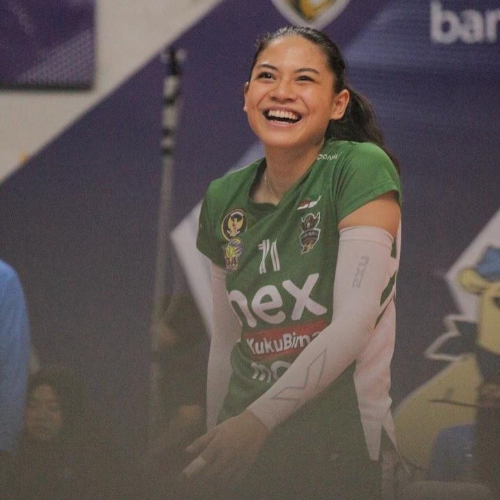 <p>Tahun 2025 tampaknya menjadi pembuka karier profesional Zahra di dunia voli Tanah Air. Bersama klub Yogya Falcons, Zahra memulai debutnya di Proliga 2025. Perempuan 22 tahun ini menempati posisi <em>middle blocker</em> dengan nomor punggung 11. (Foto: Instagram @paquita_widjaja/ @adjanizahra)</p>