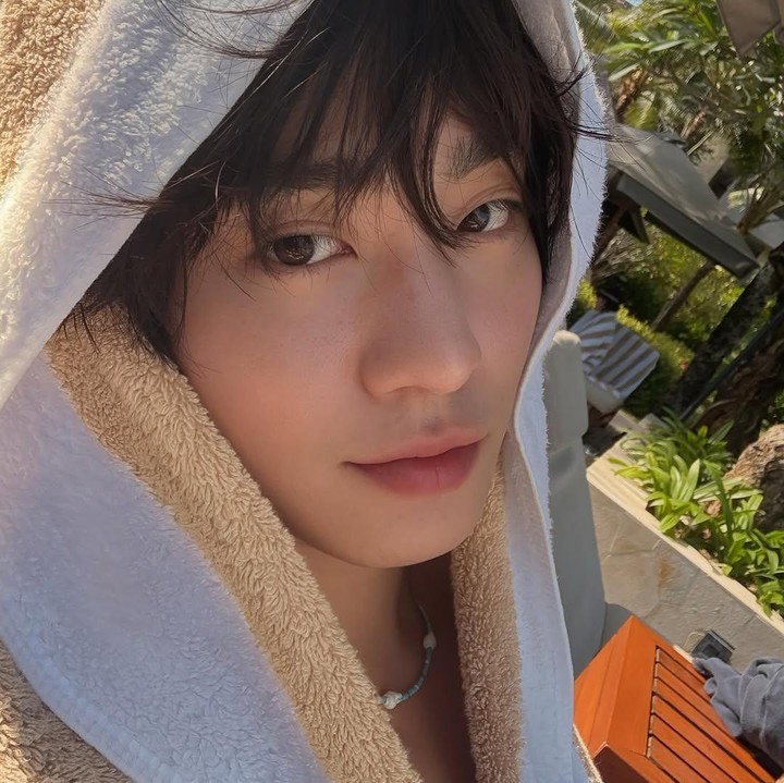 <p>Aktor Korea berusia 30 tahun ini juga mengunggah foto-foto saat berenang dan menyantap mi instan di atas kapal. (Foto: Instagram Ahn Hyo Seop)</p>