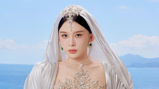 Aktris China Zhao Yingzi dikabarkan diusir dari red carpet Cannes Film Festival 2025 karena diduga melanggar aturan berpakaian.