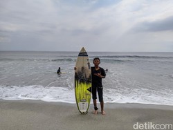 Aksi Anak-anak Senggigi, Penakluk Ombak dari Papan Selancar