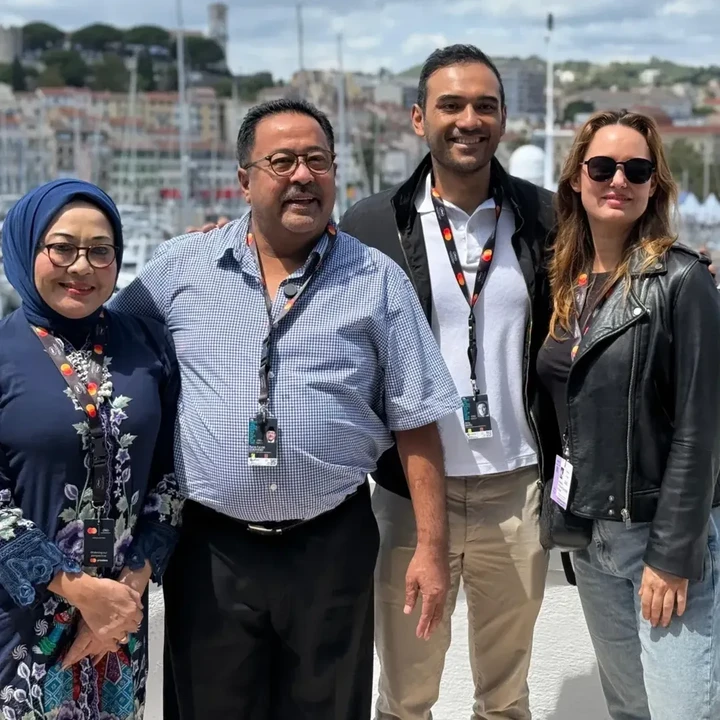 <p>Di foto lainnya, Ario dan sang istri mengabadikan momen bersama Wakil Gubernur Jakarta Rano Karno. Aktor senior yang sudah membintangi banyak judul film ini juga menghadiri Film Cannes 2025. (Foto: Instagram @bayu_ario)</p>