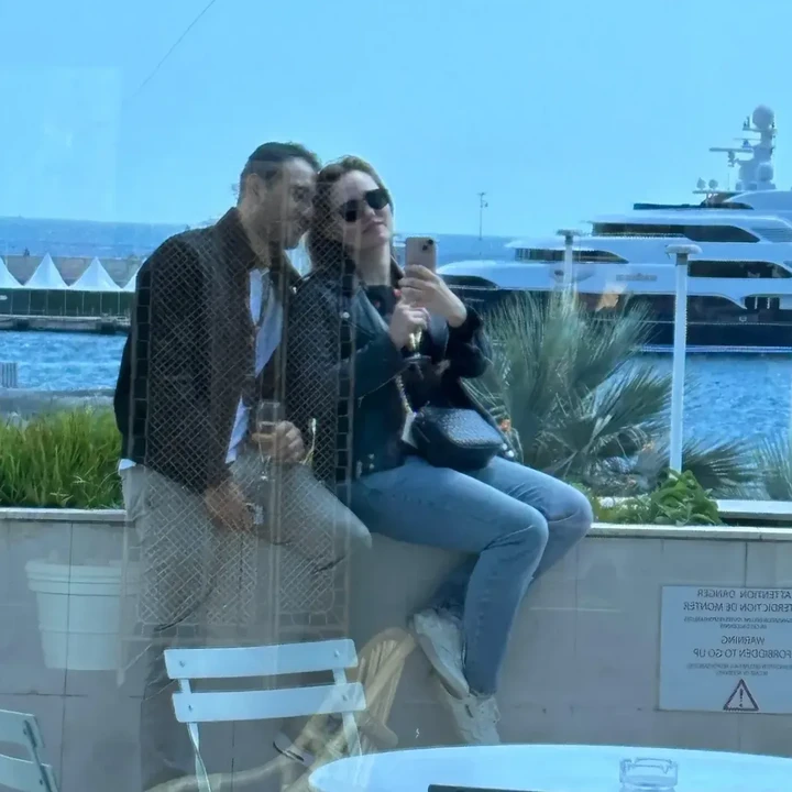 <p>Dalam satu foto, Ario membagikan potretnya bersama sang istri yang tengah menikmati waktu berdua di Cannes. Pasangan ini tampil serasi mengenakan jaket bernuansa warna gelap dan berswafoto dengan latar laut yang indah. (Foto: Instagram @bayu_ario)</p>