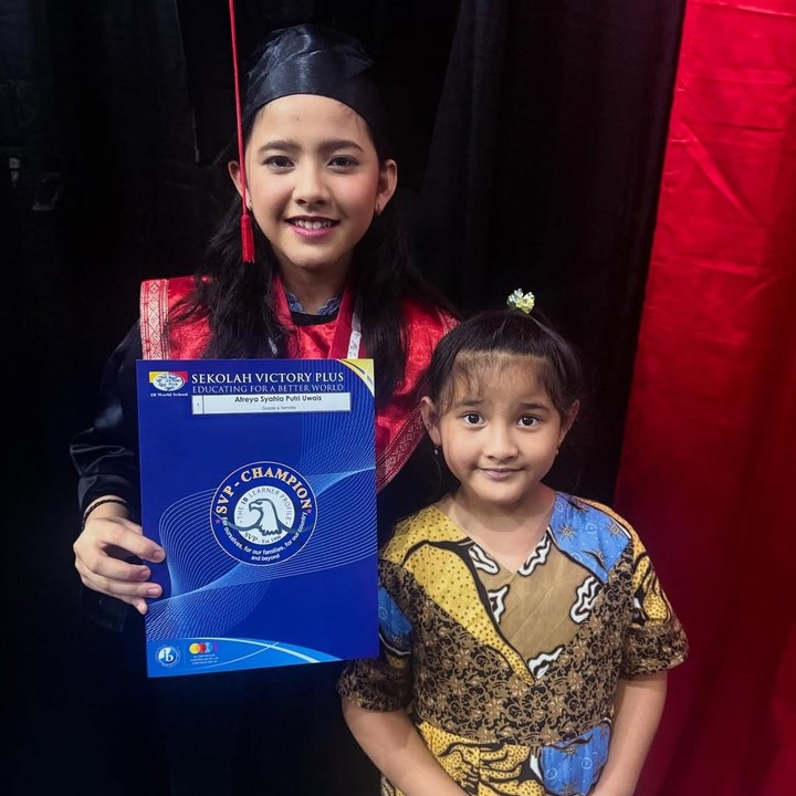 <p>Audy juga mem-posting potret Atreya bersama adiknya Aneska. Di hari kelulusan kakaknya, Aneska tampil cantik mengenakan baju dress bercorak warna kuning, cokelat, dan biru. (Foto: Instagram @audyitem/ @iko.uwais)</p>