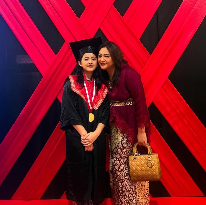 <p>Di unggahan lainnya, Audy menuliskan doa dan harapannya untuk sang putri. Pelantun lagu Arti Hadirmu ini berharap Atreya bisa selalu percaya diri dan percaya akan kemampuannya sendiri. "Selamat Wisuda, kakak ATREYA. Ingatlah selalu bahwa kamu lebih berani dari yang kamu kira, lebih kuat dari yang terlihat, lebih pintar dari yang kamu kira, dan lebih dicintai dari yang pernah kamu tahu," ujar Audy. (Foto: Instagram @audyitem/ @iko.uwais)</p>