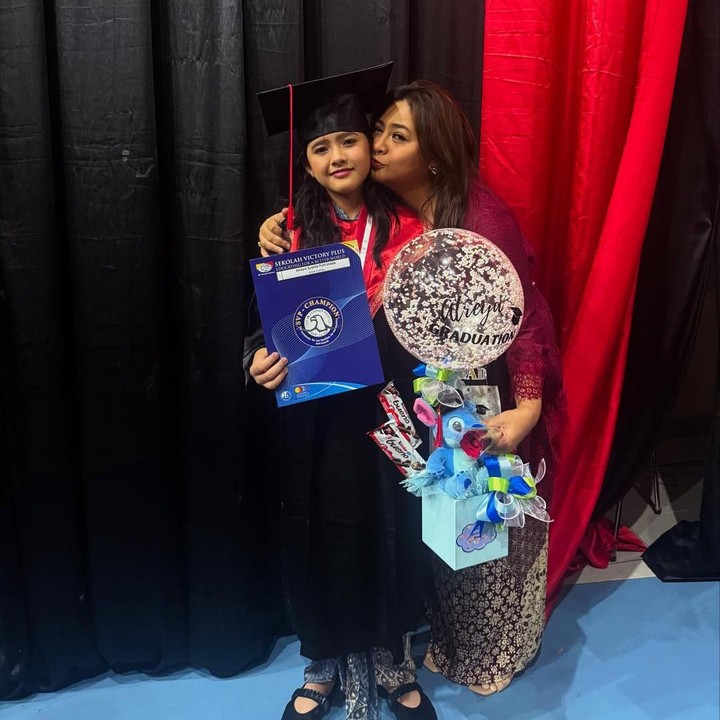 <p>Audy mengungkap perasaan bangganya pada Atreya yang berhasil menyelesaikan pendidikan SD selama enam tahun. Hal itu diungkap Audy dalam caption unggahannya. "Selamat kakak Atreya, bangga banget sama kamu.. tidak sabar menunggu perjalanan yang selanjutnya," tulis Audy. (Foto: Instagram @audyitem/ @iko.uwais)</p>