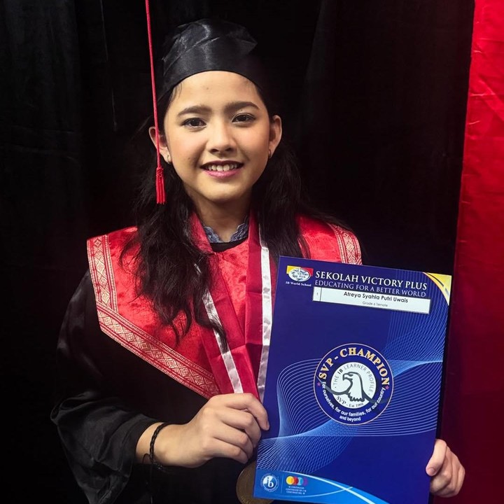 <p>Pasangan Audy Item dan Iko Uwais kompak menghadiri acara kelulusan sekolah anak pertama mereka, Atreya Syahla Putri Uwais. Atreya baru saja lulus dari Sekolah Dasar (SD) Victory Plus di Bekasi, Bunda. (Foto: Instagram @audyitem/ @iko.uwais)</p>