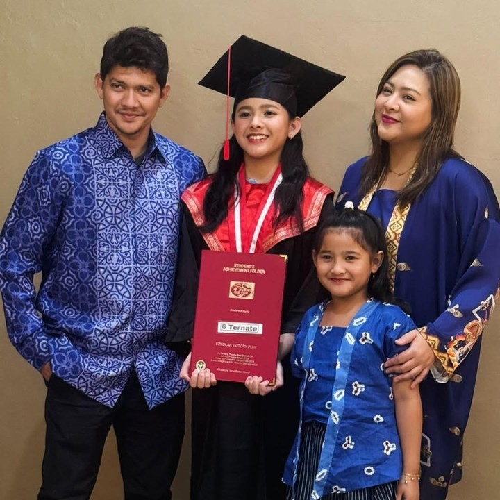 <p>Melalui unggahan di Instagram, Audy membagikan momen kelulusan putrinya yang saat ini berusia 11 tahun. Atreya terlihat mengenakan baju wisuda lengkap dengan jubah dan toga kelulusan. (Foto: Instagram @audyitem/ @iko.uwais)</p>