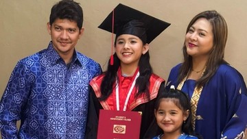 Audy Item dan Iko Uwais Hadiri Kelulusan Anak Pertama, Ini Potretnya