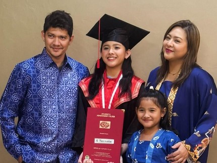 Audy Item dan Iko Uwais Hadiri Kelulusan Anak Pertama, Ini Potretnya