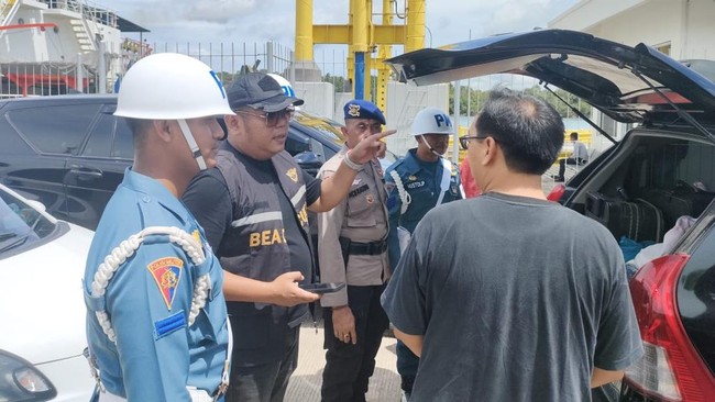 Petugas Bea dan Cukai Batam bersama TNI AL menggagalkan upaya penyelundupan rokok ilegal bernilai miliaran rupiah di pelabuhan Punggur Batam, Kepulauan Riau.