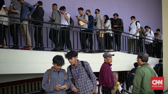 Lowongan magang untuk 20 ribu fresh graduate dengan gaji sekitar Rp3,3 juta akan dibuka mulai hari ini.