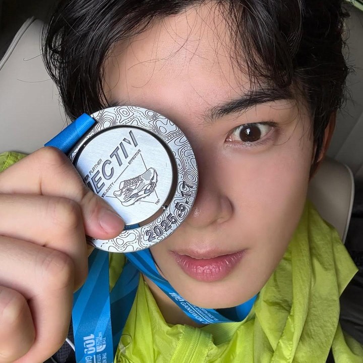 <p>Momen itu dibagikan juga oleh Eun Woo melalui beberapa foto yang diunggah di akun Instagram pribadinya. “11 kilometer telah ditempuh dan dilalui!!!” tulisnya, dikutip dari laman<em> Instagram@eunwo.o_c,</em> Senin (19/5/2025). (Foto: eunwo.o_c)</p>
