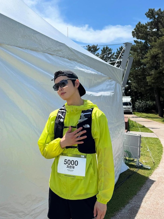 Cha Eun Woo belum lama ini kembali ramai diperbincangkan publik karena visualnya yang selalu menyilaukan mata di acara lomba lari lintas alam '2025 The North Face 100 Gangwon'./ Foto: instagram.com/eunwo.o