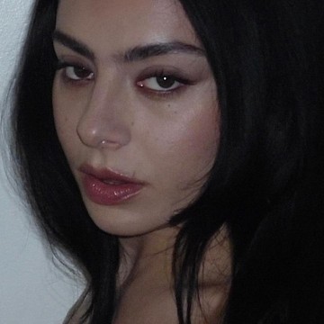 img-title Cari Tahu Tentang Party Girl Makeup, Tren Makeup yang Hits di Kalangan Selebriti Hollywood!
