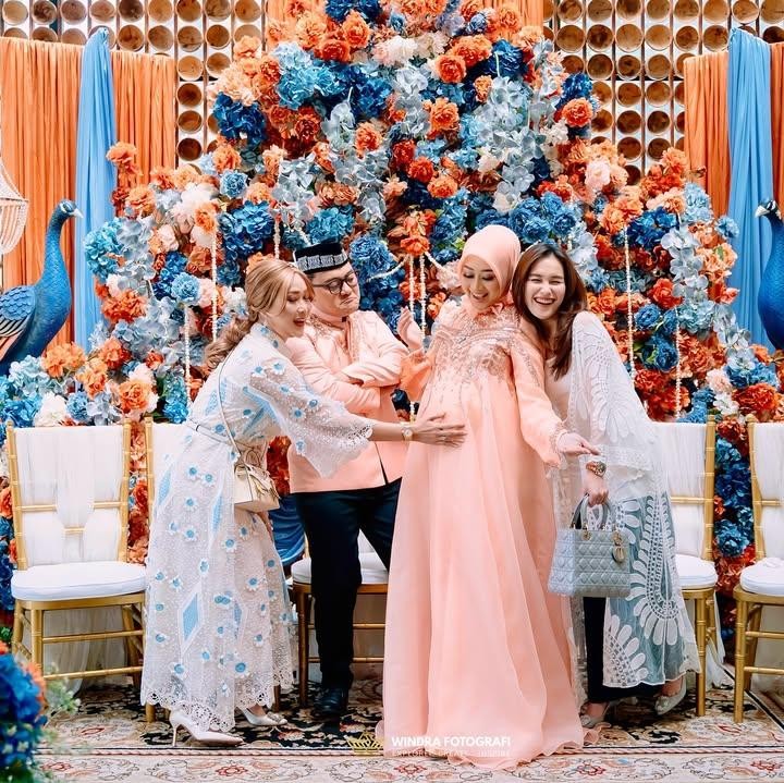 <p>Danang mengaku bahagia karena banyak tamu yang datang dan turut mendoakan kehamilan istrinya. Beberapa artis yang turut hadir di acara mitoni ini adalah Ayu Ting Ting dan Inul Daratista. "<em>Masyallah</em> kaget krna ternyata bahkan orang-orang hebat hadir dia acara kami. Dengan kesibukanya menyempatkan hadir. Masyallah, lebih <em>happy</em> lagi melihat antusiasnya," ungkap Danang. (Foto: Instagram @danang_official91)</p>