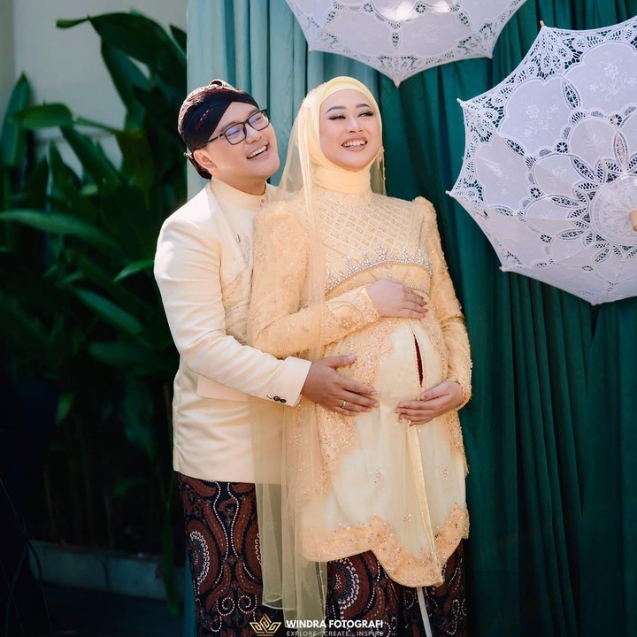 <p>Melalui unggahan ini, Danang menuliskan doa agar kehamilan istrinya diberikan kelancaran sampai persalinan. "MITONI../ Mohon doanya, agar ibu hamil diberikan kelancaran sampai lahiran nanti. <em>Alhamdulillah</em> telah kami gelar acara tasyakuran 7 bulanan mitoni, sebagai bentuk doa dan ucapan syukur atas apa yang telah ALLAH berikan kepada kami," tulisnya. (Foto: Instagram @danang_official91)</p>