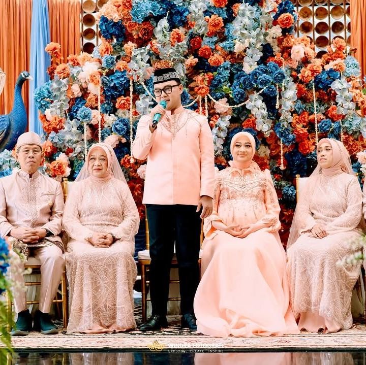 <p>Acara mitoni ini digelar secara tertutup, hanya dihadiri oleh keluarga dan teman dekat dari Danang dan Hemas Nura. Meski digelar tertutup, Danang mengaku banyak tamu yang hadir di acara ini, Bunda. (Foto: Instagram @danang_official91)</p>