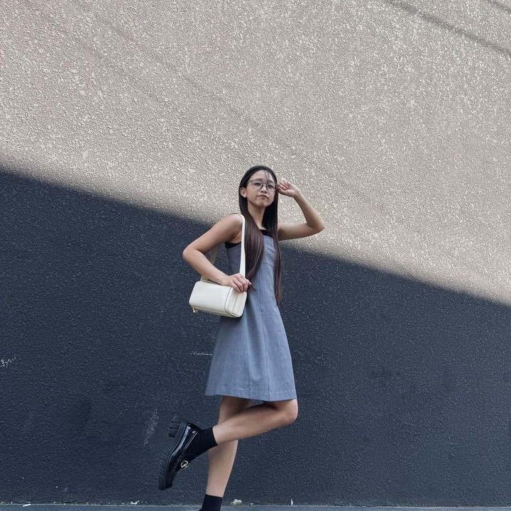 <p>Baru-baru ini, Dita mengunggah fotonya saat me time. Perempuan kelahiran Yogyakarta ini mengenakan <em>mini dress off shoulder</em> dengan tali berwarna abu-abu yang dipadukan dengan kaus kaki dan sepatu hitam. Dita menyempurnakan fashionnya dengan kacamata, bando, dan tas berwarna <em>ivory</em>. (Foto: Instagram @hey__deets)</p>