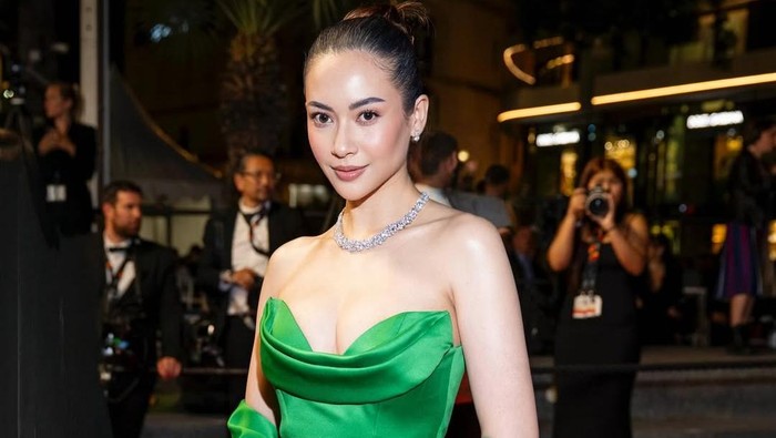 img-title Gaya Elvira Devinamira yang Debut di Cannes Film Festival 2025, Menyala di Red Carpet!