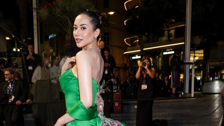Elvira Devinamira di Red Carpet Cannes 2025&period;