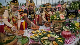 FOTO: Membangkitkan Memori 'Arek Suroboyo' Lewat Festival Rujak Uleg