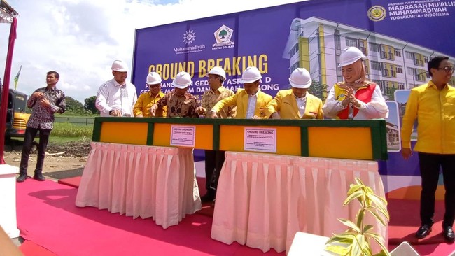 Bahlil Pimpin Groundbreaking Asrama Muallimin Muhammadiyah di Bantul Partai Golkar memulai pembangunan gedung asrama putra di Madrasah Muallimin Muhammadiyah, Yogyakarta, untuk 400 santri, target selesai 10 bulan.