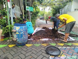 Kampung Edukasi Sampah Sidoarjo Panen Kompos dari Sumur Resapan
