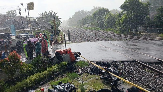 KA Malioboro Ekspres Tabrak 7 Motor di Magetan, 4 Orang Tewas Saat ini KAI bersama pihak terkait tengah melakukan penyelidikan untuk memperoleh gambaran utuh terkait kronologi kejadian di JPL 08 di Magetan, Jatim tersebut.
