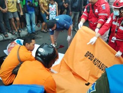Pemotor Tewas Usai Tertabrak Truk Sampah di Bubutan Surabaya