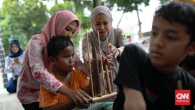 FOTO: Antusiasme Anak-anak Latihan Angklung Gratis di Jakarta