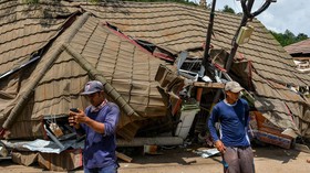 FOTO: Longsor di Nagreg Timbun Kantor Desa dan Rumah Warga