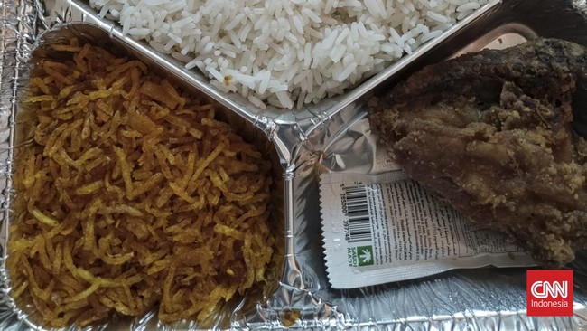 Kentang mustofa jadi lauk tambahan di menu katering jemaah haji RI. Bukan cuma di darat, di udara maskapai haji juga menyedikan lauk garing ini untuk makan.