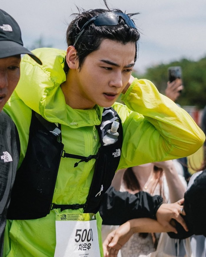 Meskipun terlihat kelelahan di akhir, Cha Eun Woo tetap menunjukkan semangatnya di sisa acara yang juga dihadiri oleh khalayak umum termasuk penggemar yang datang untuk mendukung./ Foto: instagram.com/thenorthface_kr