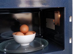 Berbahaya! 10 Benda dan Makanan Ini Pantang Dipanaskan di Microwave