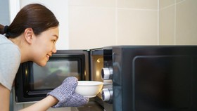 Bahaya! 5 Makanan Ini Jangan Dihangatkan di Microwave