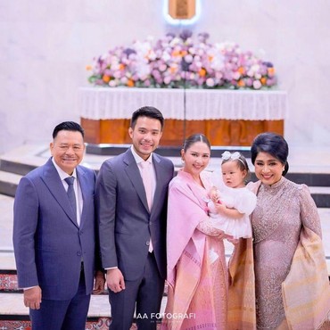 Cucu Kesayangan Otto Hasibuan, 7 Momen Sakral Pembaptisan Kyarra Anak Jessica Mila & Yakup