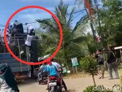 Ngeri Peserta Sound Horeg di Pati Nyangkut hingga Bergelantung Kabel Listrik