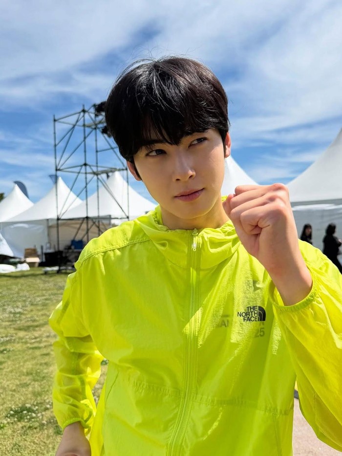 Partisipasi Cha Eun Woo dalam acara '2025 The North Face 100 Gangwon' juga menjadi dari bagian aktivitas sang idol-aktor sebagai Brand Ambassador sejak 2023 silam./ Foto: instagram.com/eunwo.o_c