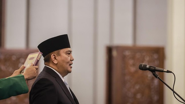 Profil Irjen Iqbal, dari Humas Polri hingga Jadi Sekjen DPD RI Sekjen DPD RI Irjen Pol Mohammad Iqbal dikenal satu angkatan Akpol dengan Kapolri Listyo, dan juga pernah malang melintang sebagai humas polisi.